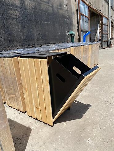 Мусорные урны: Уличная урна для мусора с деревянной отделкой в металлическом каркасе — 10