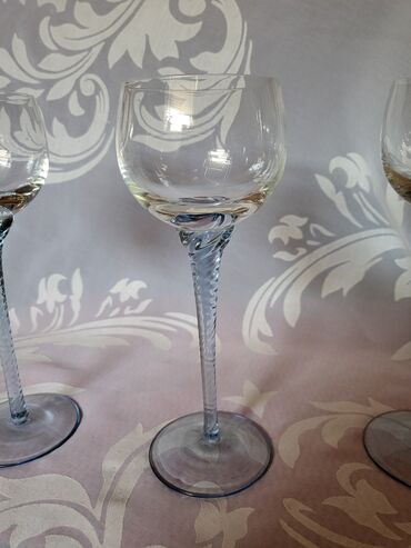 Čaše: Case nove,vintaz za vino. Case perfektne,sve na njima je odsjaj od — 6