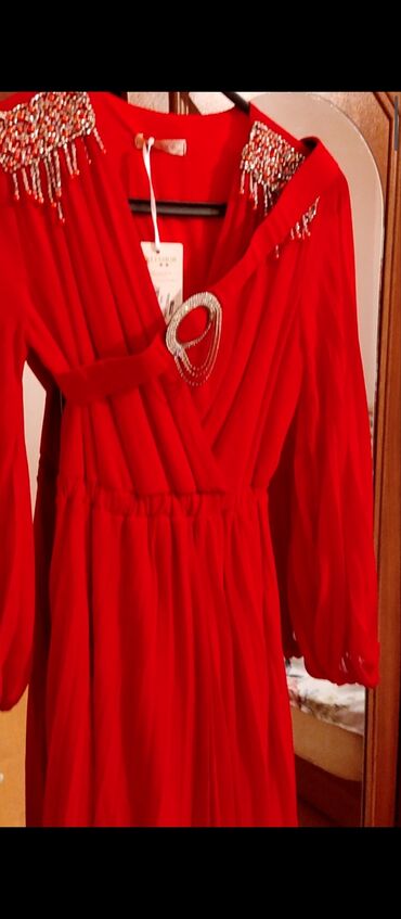 nişan üzükleri: Ziyafət donu satılır. Təzədir heç geyiniləməyib. Təcili satılır. 100