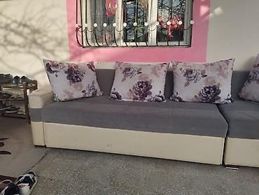 divan kreslo üzlükləri: Geniş oturacaqlı, yastıq dəstli divan - Ölçü: təxminən 3 yerlik, uzun — 4