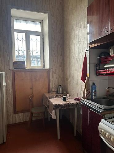 Mənzillər: Otaq yoldasi axtarilir Təsvir: - 2 ayrı yataq otağı; hündür tavanlar — 5