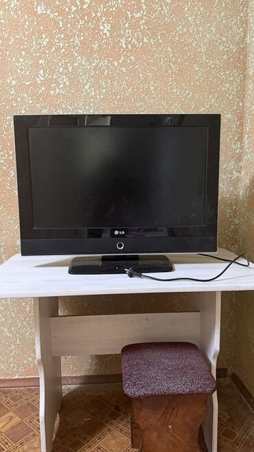 Телевизоры: Телевизор LG с плоским экраном и черной рамкой. Подходит для просмотра