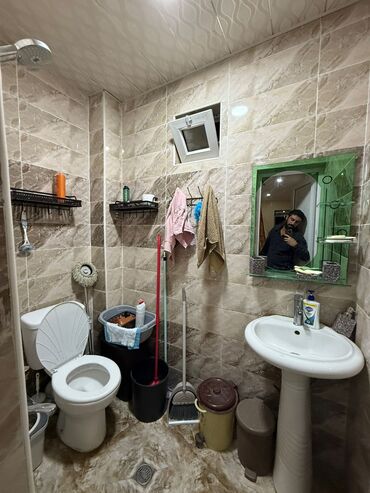 сдача дома в аренду: İki mərtəbəli həyət evi - Plan: Yuxarı mərtəbəyə çıxışlı işıqlı