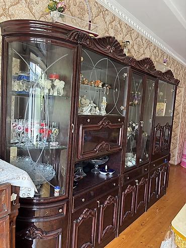 köhnə mebel satışı: Klassik üslubda böyük qonaq otağı “stinka” vitrin dəsti - Material — 2