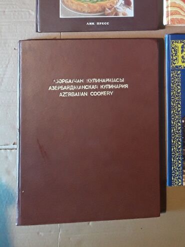 Azərbaycan kulinariyası kitabı satılır. Yaxşı vəziyyətdədir. Продаётся