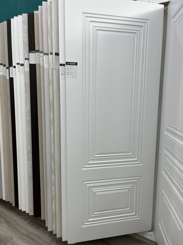 sendviç panel qiyməti: Ağ rəngdə, klassik dizaynlı qapı. Qapının üzərində düzbucaqlı panellər