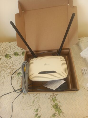 Modemlər və şəbəkə avadanlıqları: TP-Link şirkətinin simsiz marşrutlaşdırıcısı (router). Bu cihaz, iki