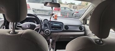 maşın şəkilləri çəkmək: Honda Insight Hybrid – qara rəngli, 5 qapılı hetçbek. Texnologiya və