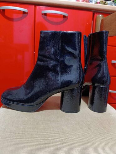 udobne sandale za hodanje: High boots, H&M, 40