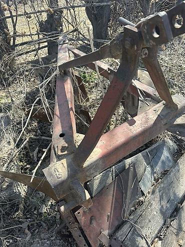 Другие плуги: Сельскохозяйственное навесное орудие — плуг/трех корпусный — 3