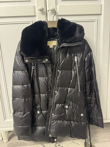 qış üçün kapüşonlu qadın gödəkçələri: Michael Kors qadın qış gödəkçəsi
Cox yaxşı qalıb