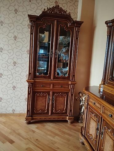 dekoratif ağaçlar: Klassik üslubda qonaq otağı mebel dəsti - Tərkib: 1 vitrinli şkaf — 2