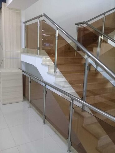 Pilləkən məhəccərləri: Şüşə panellərdən ibarət müasir pilləkən məhəccəri. Məhəccər — 8