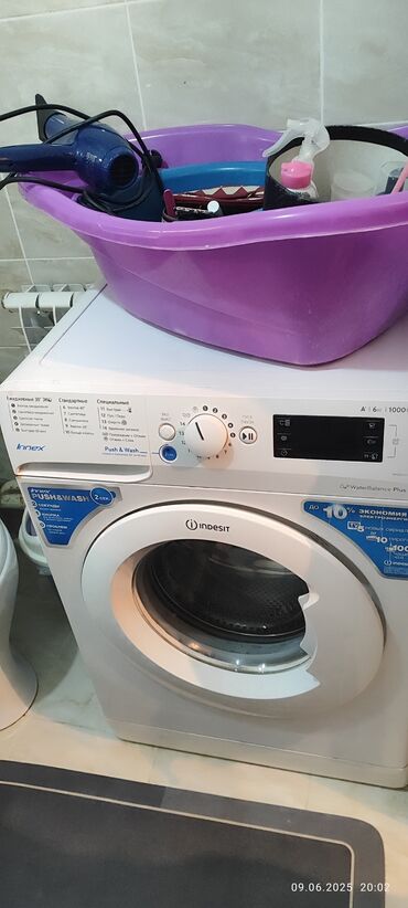 стриальные машины: Стиральная машина Indesit, Б/у, Автомат, До 6 кг, Компактная