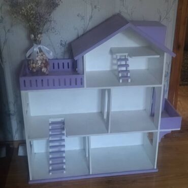 барби домик: Продаю детский дом с игрушками. Деревянный ручная работа. Размер