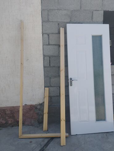 купить ворота с калиткой бу: Продаю белый металлический двер с перемышкой+замок новый