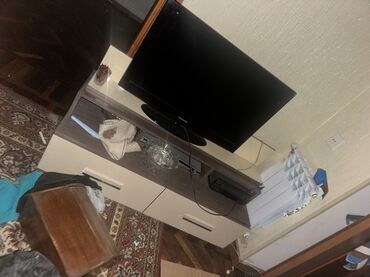 Asılqanlar: Düz TV altlığı, Polkalı, Laminat