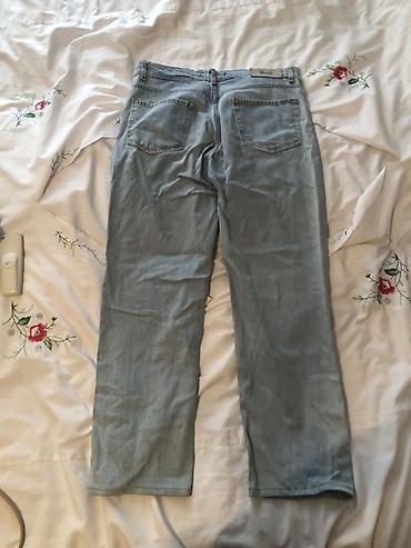 cins şalvar kişi: Açıq göy rəngli denim cins şalvar. Ön hissədə dizlərdə və budlarda — 2