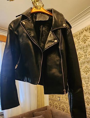 tuklu geyim: Qara dərili motosiklet üslublu qadın gödəkçə - Klassik biker dizayn — 1