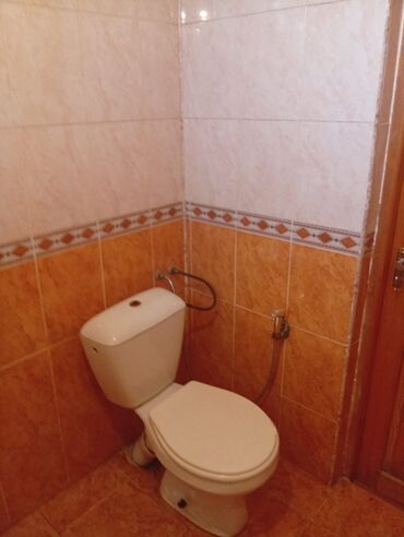 Uzunmüddətli kirayə evlər: Kirayə/icarə üçün iki mərtəbəli həyət evi (giriş və daxili plan) - — 10