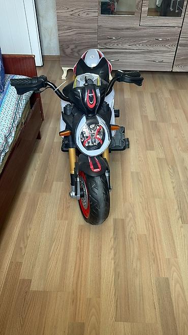 oglan oyuncaqlari: Uşaq elektrik motosikleti - Realistik “naked bike” dizaynı: iri ön — 1