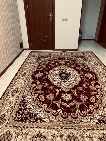 Ev üçün digər mallar: Xalca dekorativ. 2 eded, seliqeli islenilib. Sokuku cirilan yeri — 2