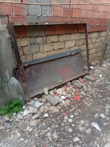 həyət qapları: Metal qapı və qapı çərçivəsi - Material: qalın metal (dəmir) -