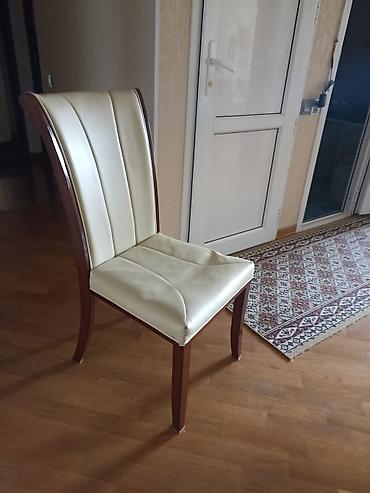 calisma stulu: Yemək otağı üçün taxta çərçivəli, krem rəngli eko‑dəri üzlü 8 ədəd — 4