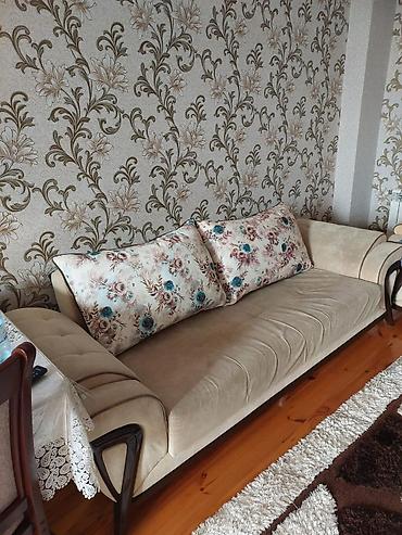 divan ustu parcalar: Bej rəngdə yumşaq oturacaqlı, modern dizaynlı divan. - Material — 3