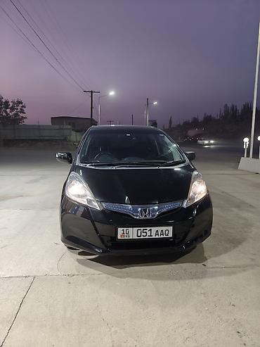 xundai solaris: Honda Fit: 2013 г., 1.3 л, Вариатор, Гибрид, Хэтчбэк — 2