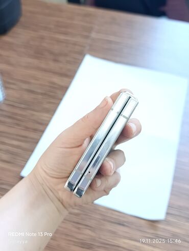 Digər mobil telefonlar: Qatlanan ağıllı telefon – kompakt “flip” dizayn - Korpus: metal — 6