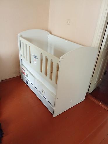 Beşiklər: Oğlan və qız üçün, İşlənmiş, Dördbucaq, Beşik, Dəstsiz, Matrassız, Yellənmə mexanizmsiz — 1