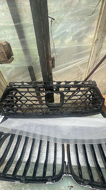 ford transit v347: Avtomobilin ön bamperi üçün qara radiator barmaqlığı (panjur). Üstən — 2