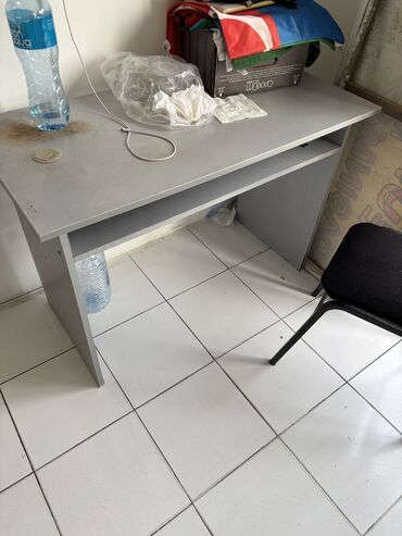 işlənmiş ofis stolu: Salam gorduyunuz bu stol satılır elave yer tutdugu ucun satırıq
