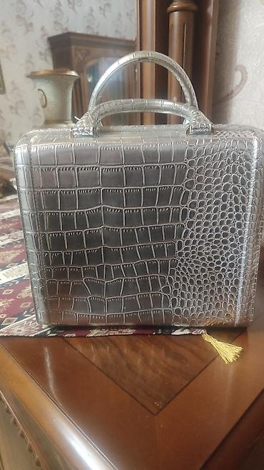 w210 salon: Gümüşü rəngdə, kroko fakturalı qadın əl çantası,iri hecimlidi - — 1