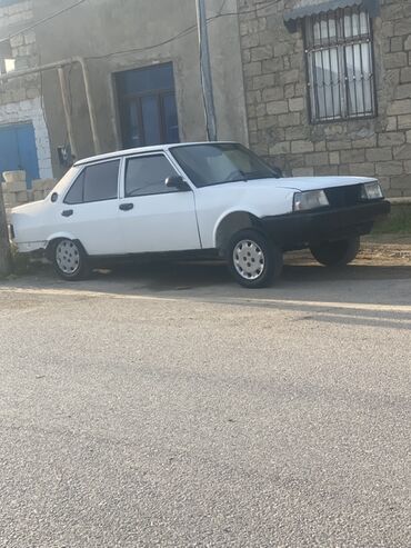 VAZ (LADA): Ağ rəngli, sedan tipli avtomobil. Avtomobilin təkərləri disk örtükləri