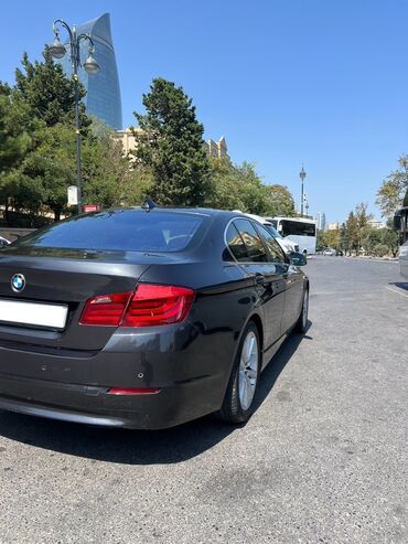 Другой транспорт: BMW 5 Series sedan – qrafit-boz rəng, LED arxa stoplar və ikiqat