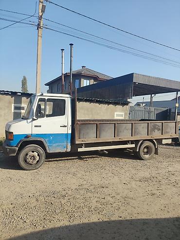 shacman m3000: Бортовой грузовик Mercedes-Benz (серия 811). Кабина двухместная — 2