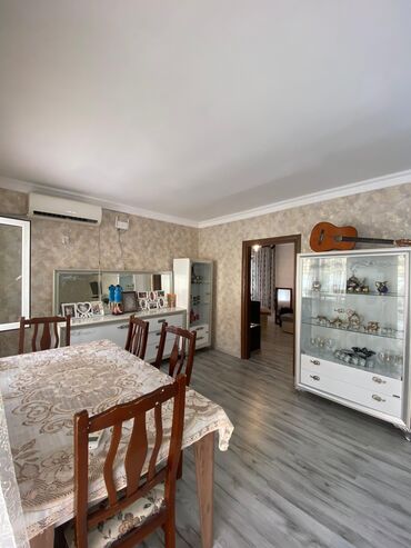 Uzunmüddətli kirayə evlər: 3 otaqlı həyət evi – geniş eyvanlı Xüsusiyyətlər: - Geniş, üstü taxta — 4