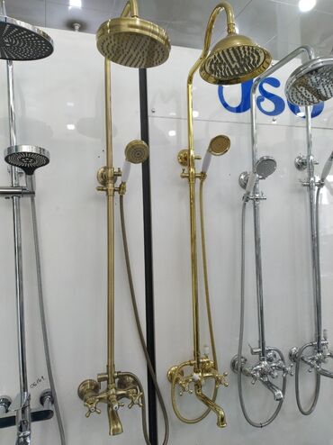hamam ucun dus: Qızılı rəngdə, dəst şəklində duş sistemi. Komplektə böyük, dairəvi duş