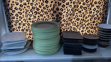 Посуда: Предлагается набор различной посуды, включающий круглые и квадратные — 4