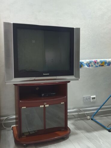 телевизор с тумбой: Продаётся цветной телевизор Panasonic. Диагональ 68см + пульт +