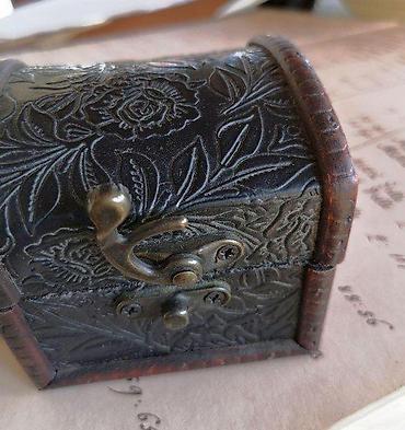 Stare vaze i dekor: Mali drveni kovčežić. Mali drveni kovčežić sa metalnim šarkama i — 3