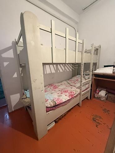 подъемные кровати: Двухъярусная кровать из массива (дерево), светло‑бежевого цвета — 1