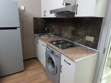 Uzunmüddətli kirayə mənzillər: Studio tipli, mətbəxlə birləşik rahat mənzil. Aşağıdakı mebel və — 2