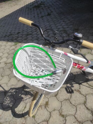 Bicikli za odrasle: Nova biciklazenska,kupljena u Rodi.
Cena fixna. Licno preuzimanje — 9