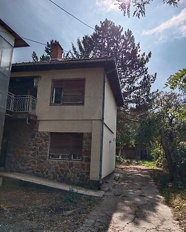 Prodajem dve kuce na 2 spojena placa ulaz sa glavnog puta. Kuce su