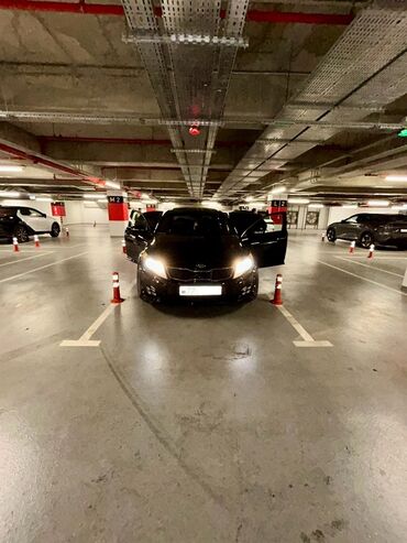 Kia: Kia Optima – qara rəng, sedan kuzov. Şəhərdaxili və magistral yollarda — 2