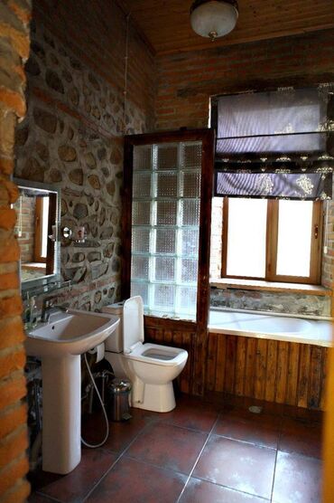 Günlük kirayə evlər: 200 kv. m, 4 otaqlı — 24