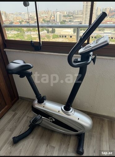 Маски, очки: Bu, evdə məşq etmək üçün ideal olan stasionar məşq velosipedidir